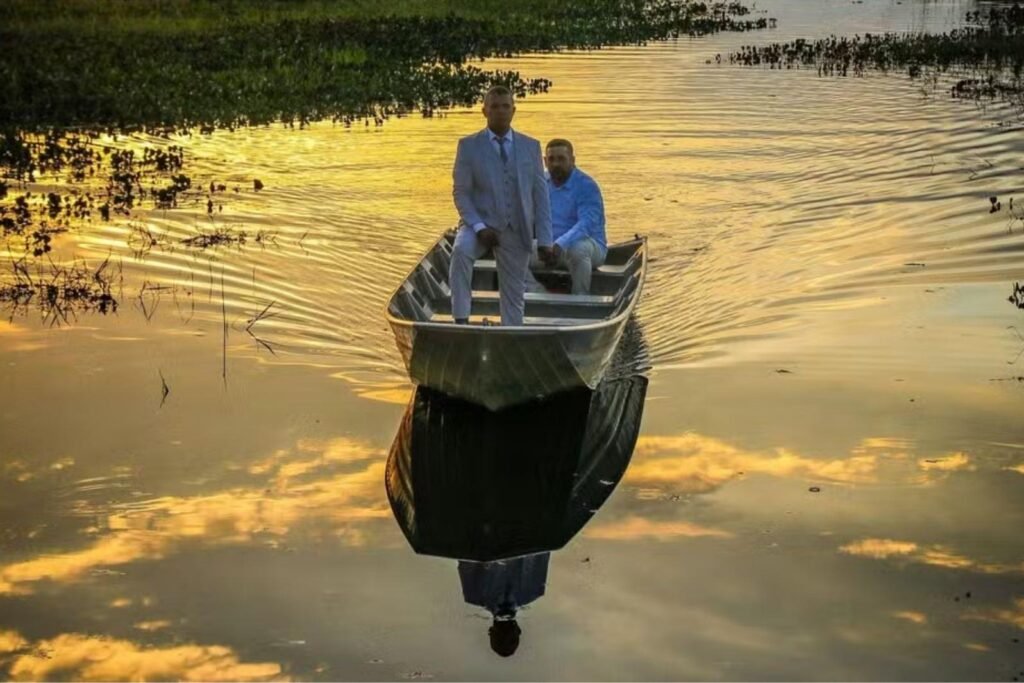 No Tocantins, noivo surpreende chegando de barco para o casamento e viraliza