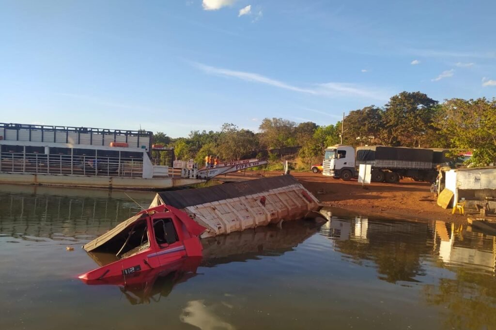 Caminhão fica pendurado após descer rampa de balsa no Rio Tocantins